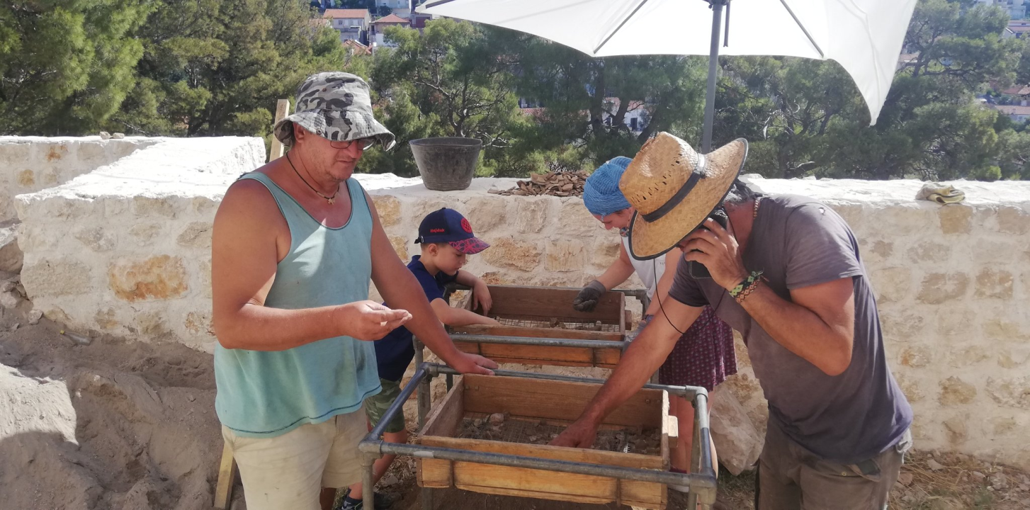 Točno je 50 godina od prvih arheoloških istraživanja na Tvrđavi sv. Mihovila: Pronađeni nalazi iz oko tisuću godina prije nove ere