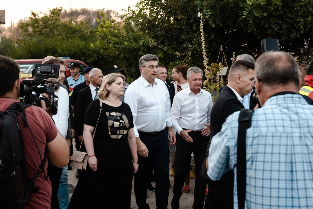 Plenković u Zatonu: 'U posljednjih šest godina nije izgorjelo ovoliko kuća, a smještaj za one koji su otišli bit će osiguran'