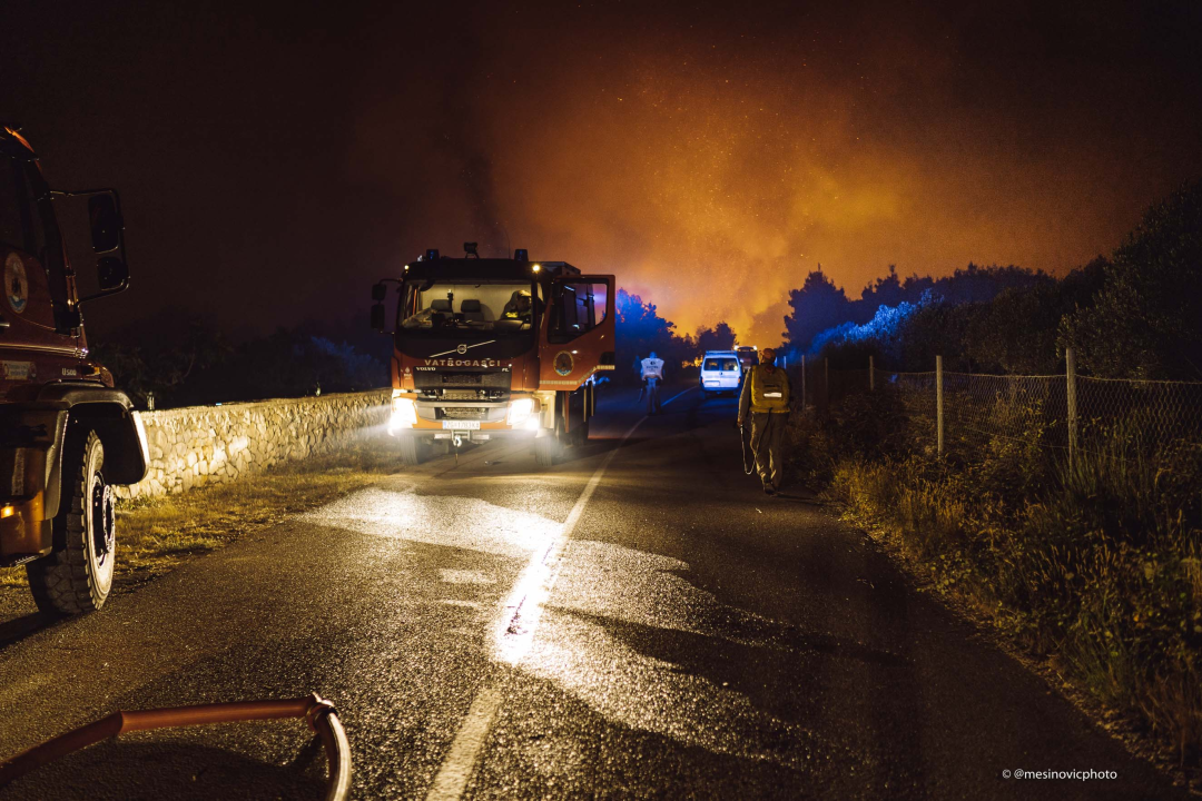 Fotogalerija i video: Bitka s vatrom u Zatonskoj ulici koja spaja Zaton i Benkovačku cestu