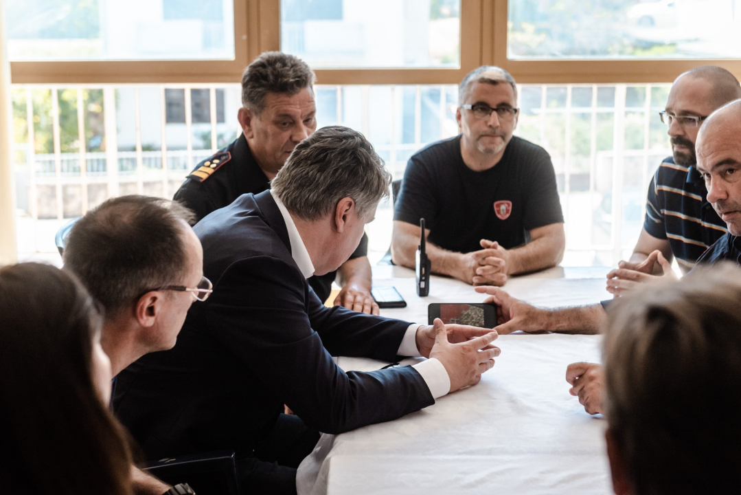  Milanović u Zatonu: Konobari imaju veću plaću od dobrovoljnih vatrogasaca, nitko neće izgorjeti za pet tisuća kuna