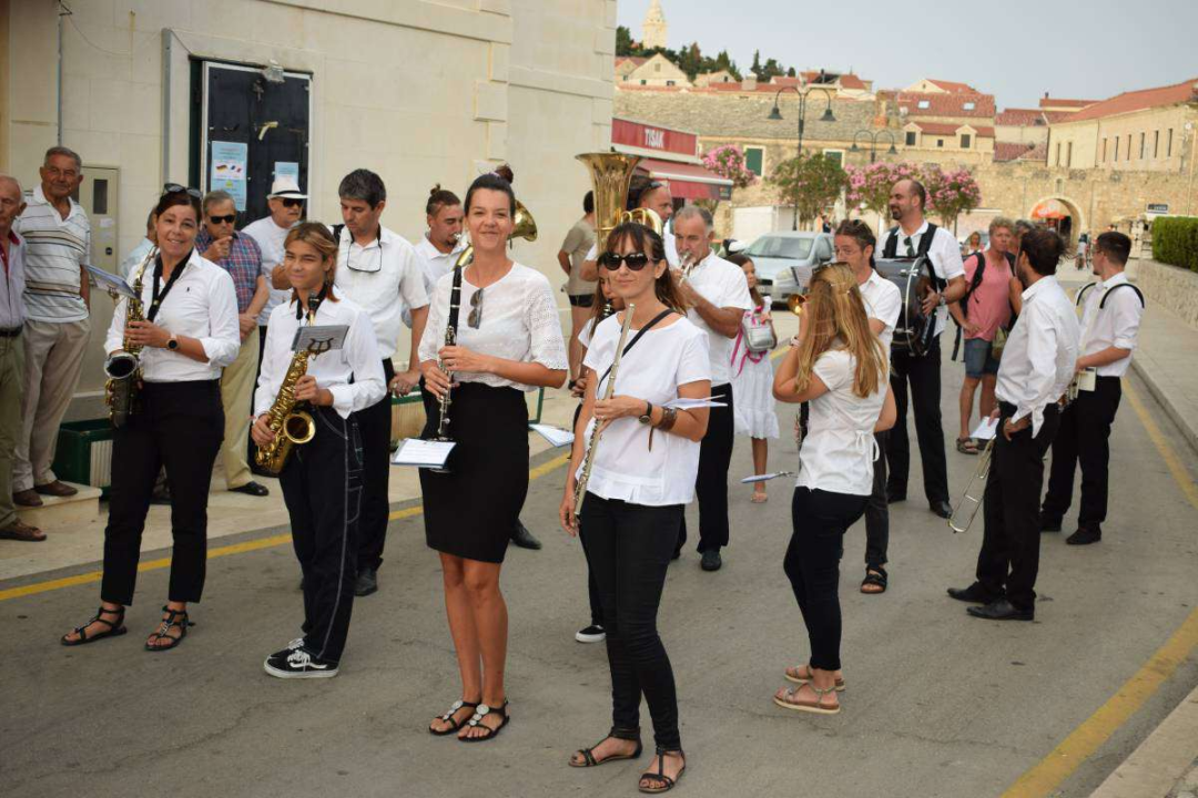 U Primoštenu proslavljena Gospa od Porta: Djevojke u nošnjama nosile sliku, procesiju pratile brodice