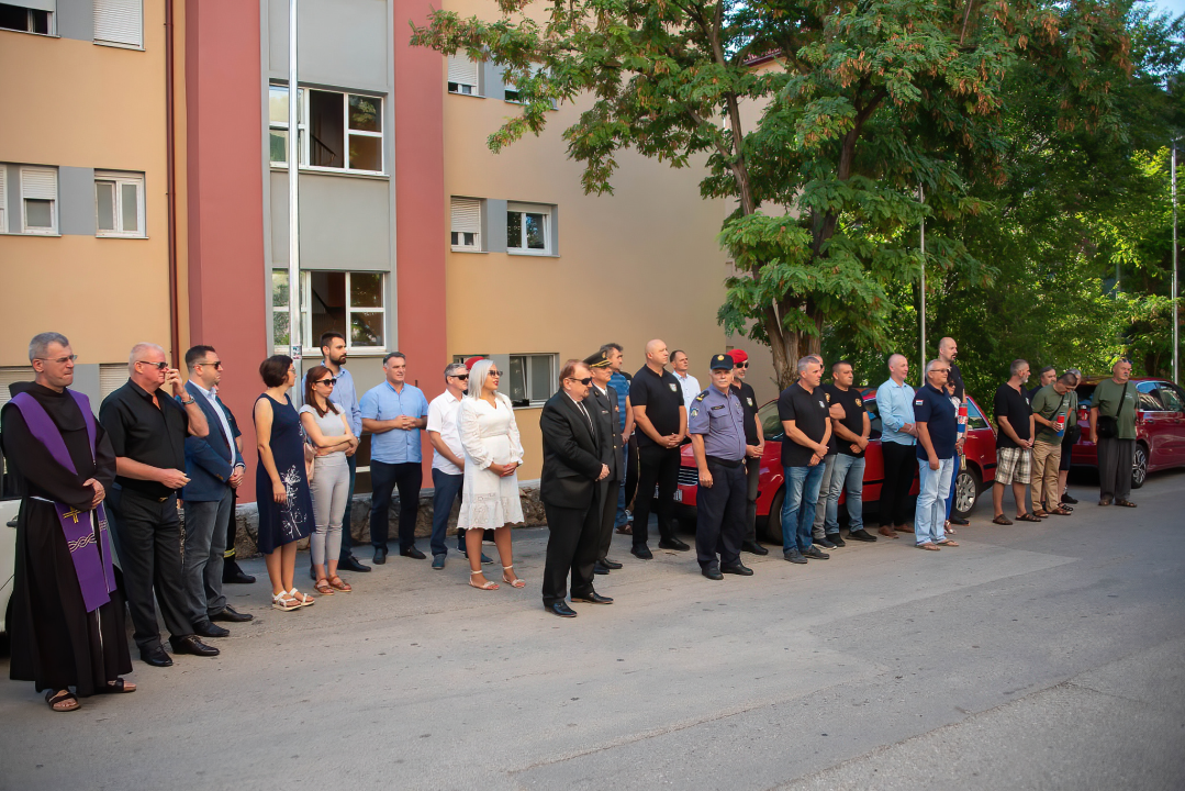 Predstavnici Grada, Županije i branitelja položili vijence u Kninu