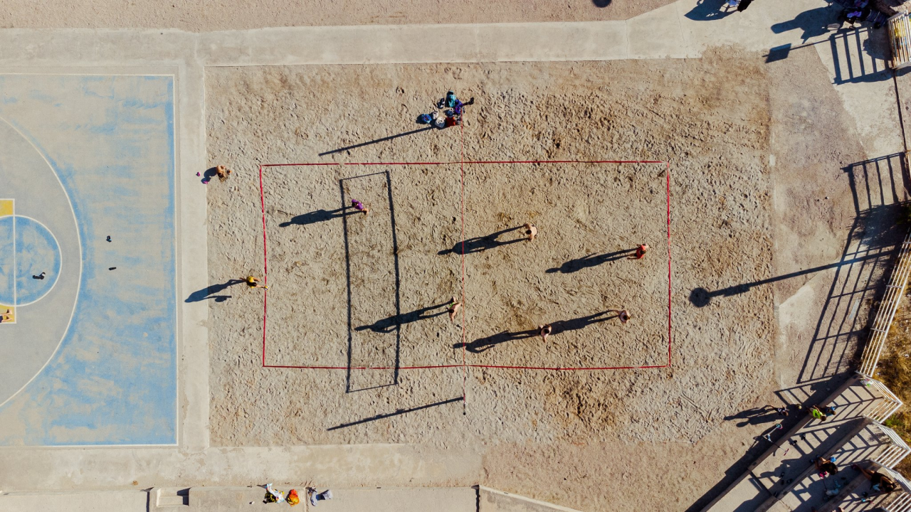 Zaigrajte odbojku na pijesku na plaži Banj, a predah potražite u Petrusu!