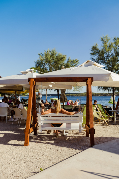 Zaigrajte odbojku na pijesku na plaži Banj, a predah potražite u Petrusu!