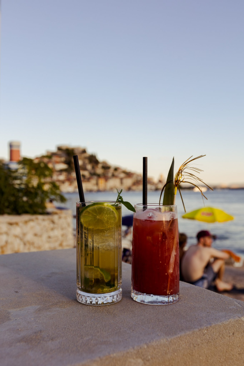 Zaigrajte odbojku na pijesku na plaži Banj, a predah potražite u Petrusu!