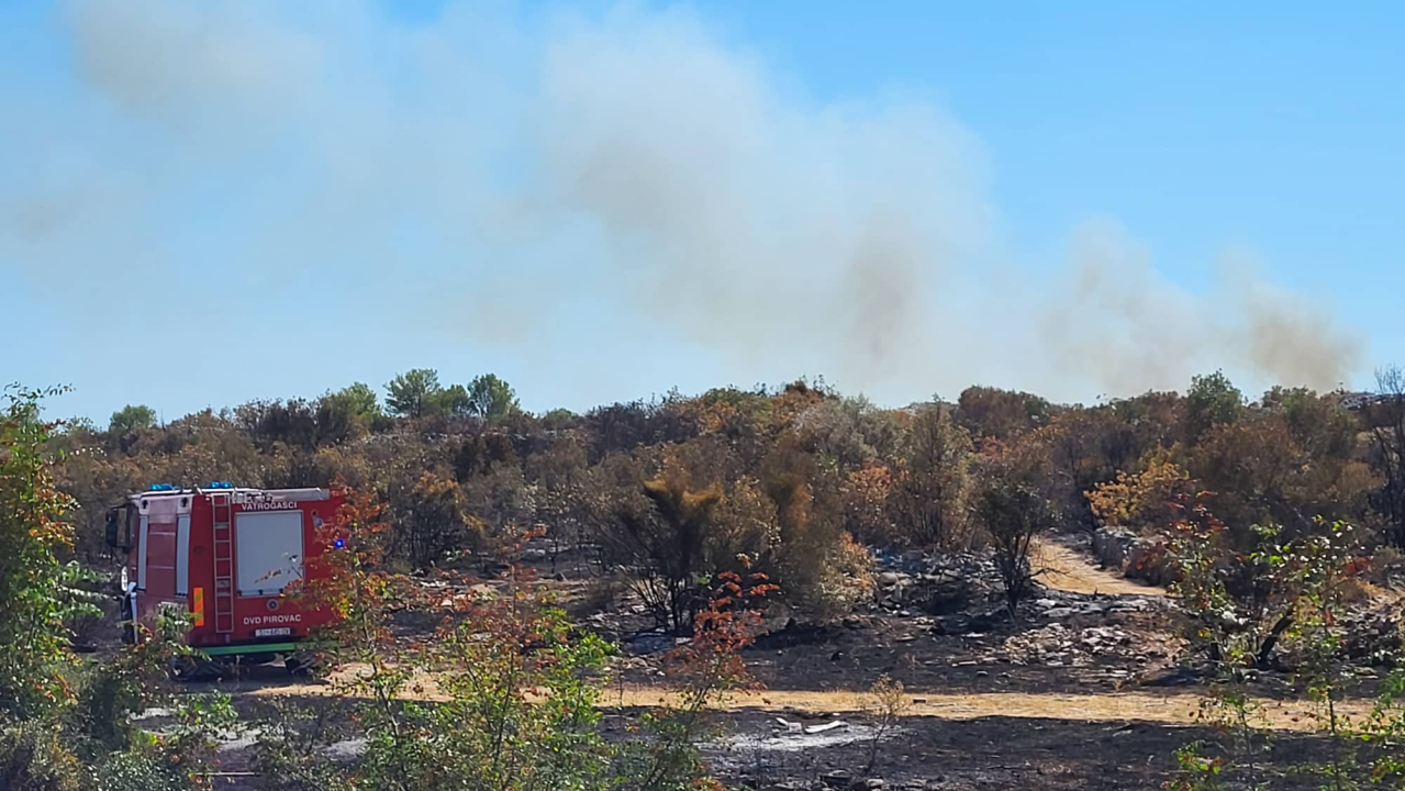 Ugašen požar koji je buknuo kod skretanja za Srimu: Opožarena površina iznosi 1,5 hektar 