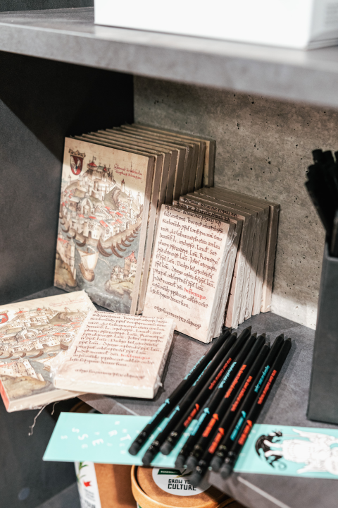 Šibenske tvrđave imaju najbolje darove i suvenire: Posteri, potići, majice, torbe, šalice i nakit, sve unikatno i maštovito!