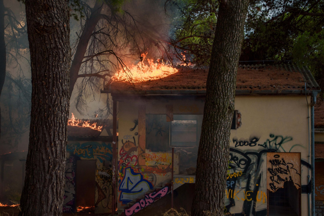 Izbio požar u napuštenom odmaralištu u Vodicama