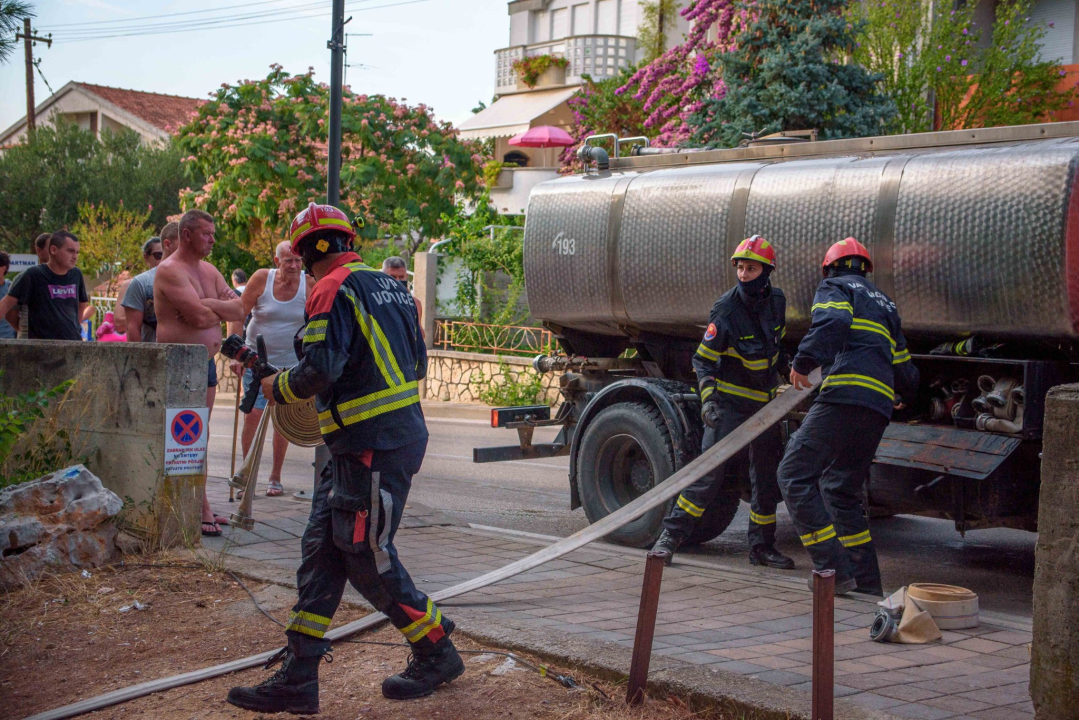 Izbio požar u napuštenom odmaralištu u Vodicama