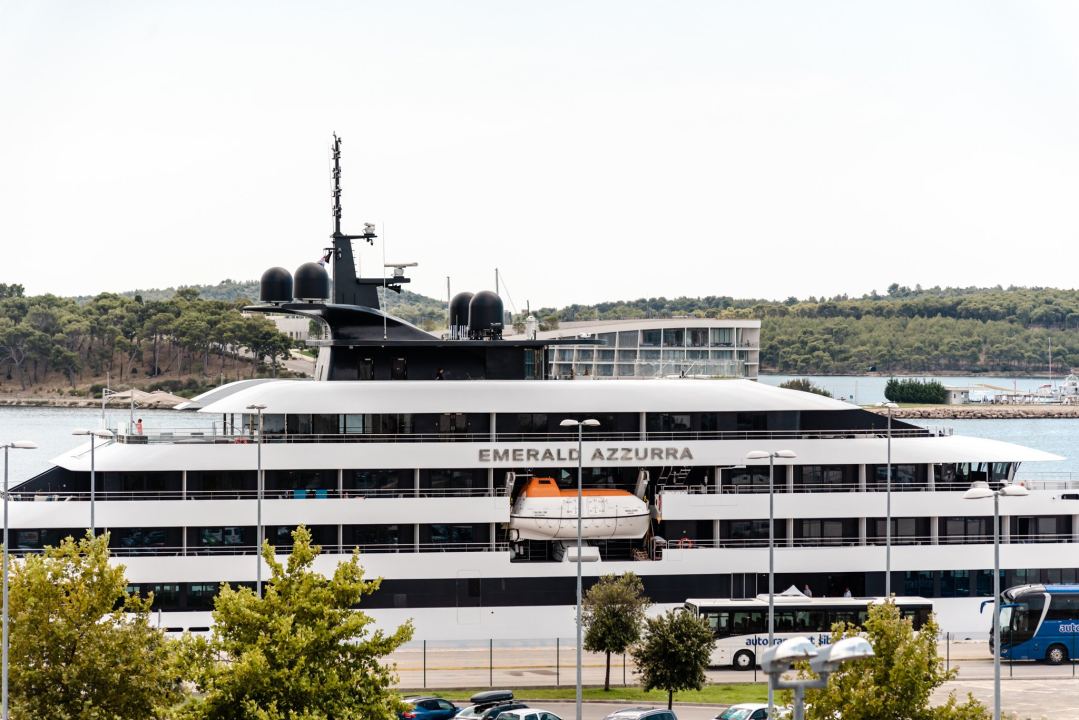  Luksuzni kruzer Emerald Azzurra uplovio u Šibenik