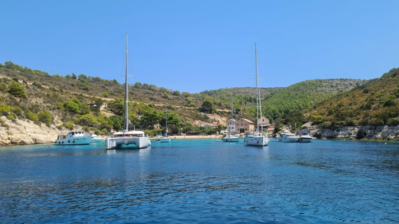 Bili smo na Palagruži, Lastovu, Proizdu i Biševu: Plaže na kopnu su ok, ali ništa se ne može usporediti s jedrenjem oko dalmatinskih otoka