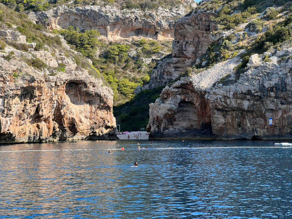 Bili smo na Palagruži, Lastovu, Proizdu i Biševu: Plaže na kopnu su ok, ali ništa se ne može usporediti s jedrenjem oko dalmatinskih otoka