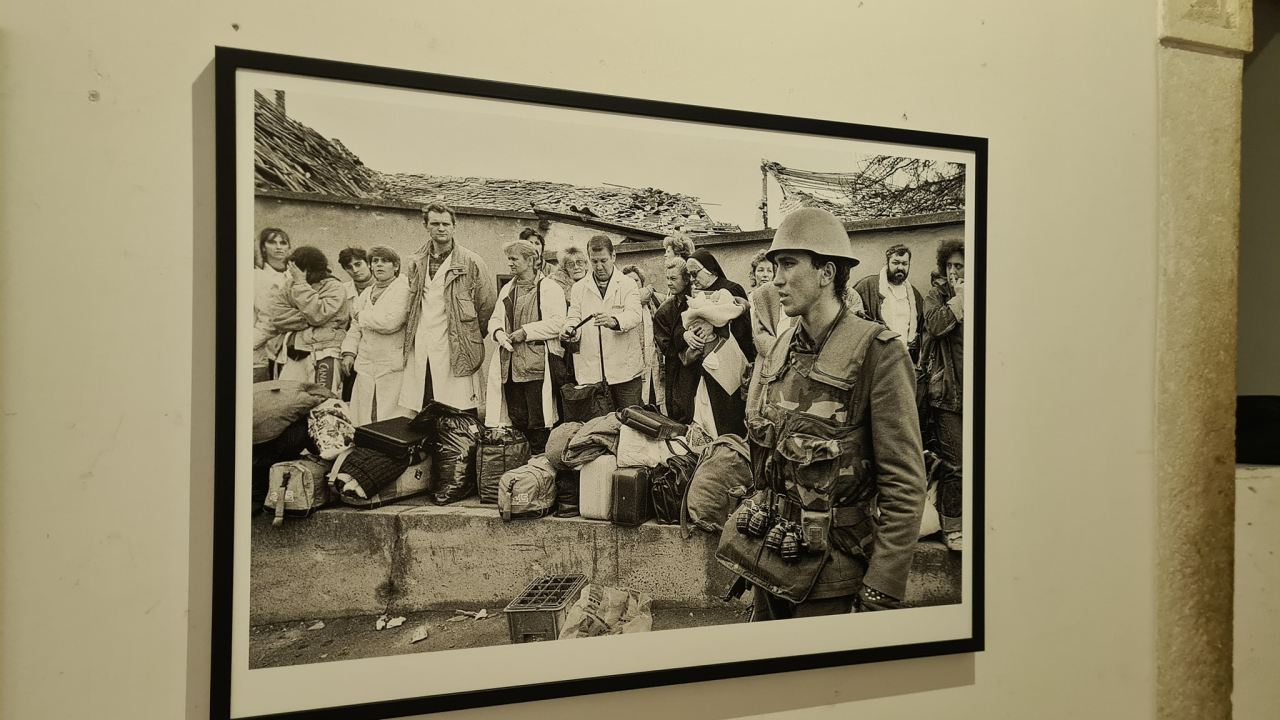 'Samo su mrtvi vidjeli kraj rata': FALIŠ otvoren izložbom srpskog fotografa o razaranju Vukovara