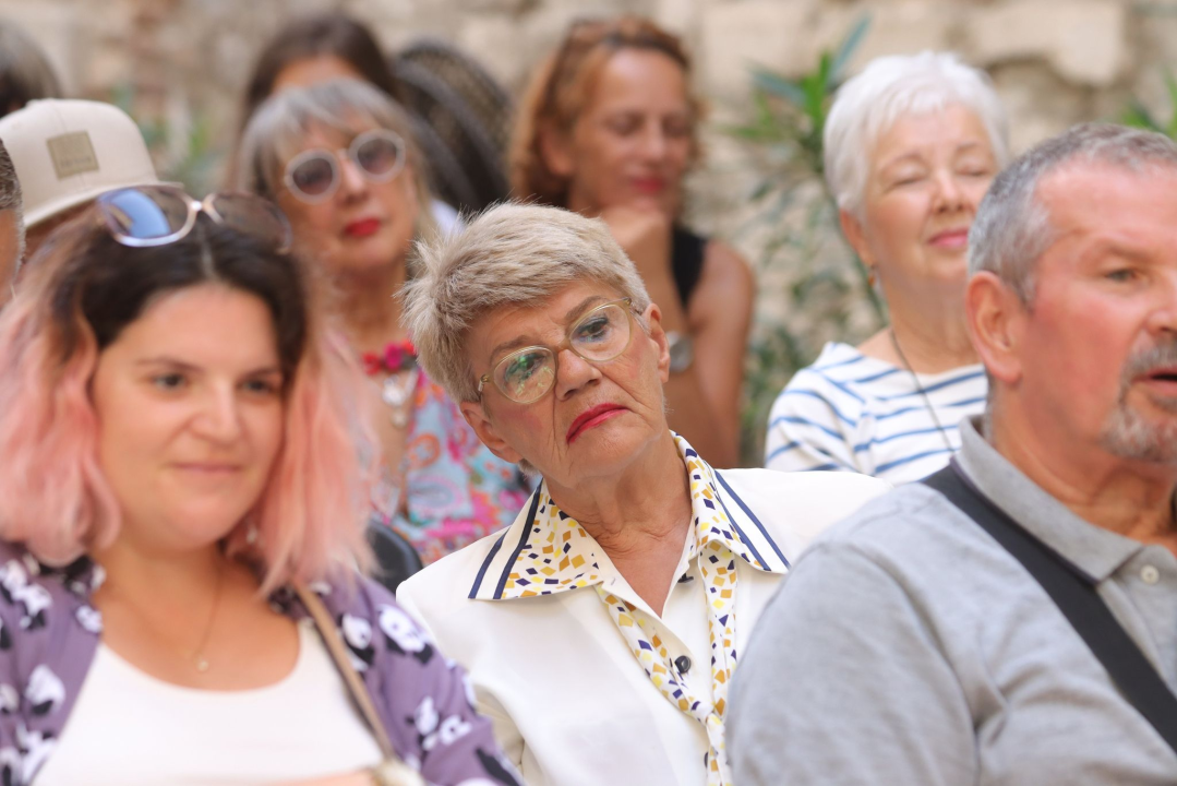 Ponos festivala ŠKURE: Preko 20 neafirmiranih pjesnika i pisaca pojavilo se danas kod krstionice