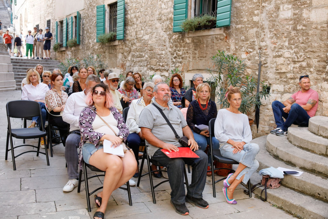 Ponos festivala ŠKURE: Preko 20 neafirmiranih pjesnika i pisaca pojavilo se danas kod krstionice