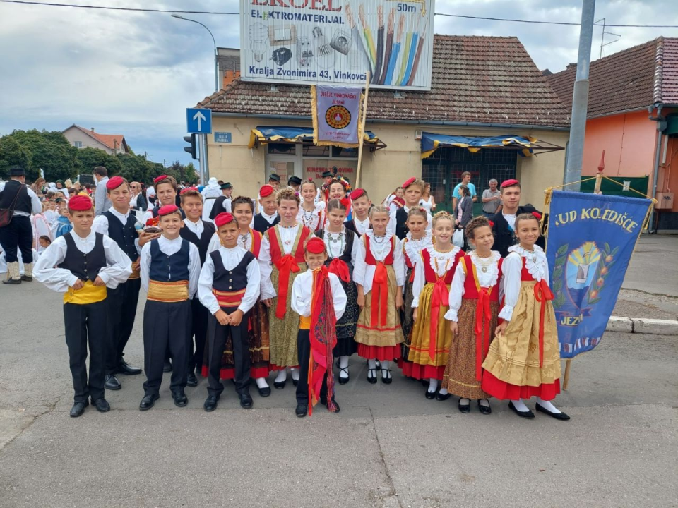 Mlada skupina KUD-a Koledišće nastupila na Dječjim vinkovačkim jesenima