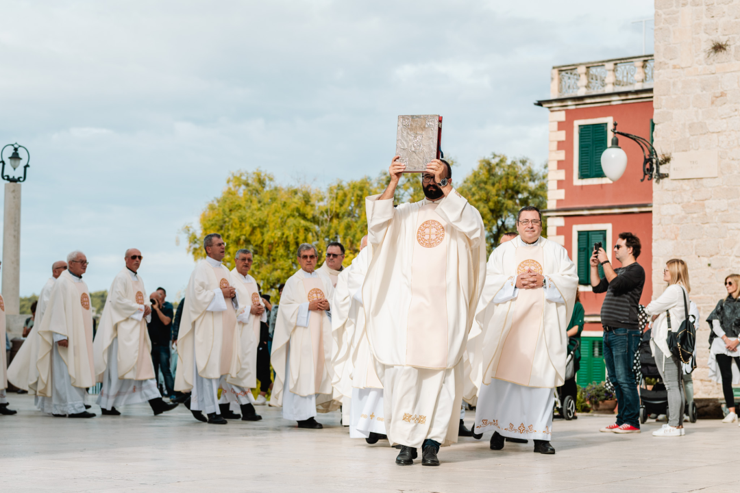 Procesijom gradskim ulicama počela proslava sv. Mihovila, nebeskog zaštitnika Šibenika