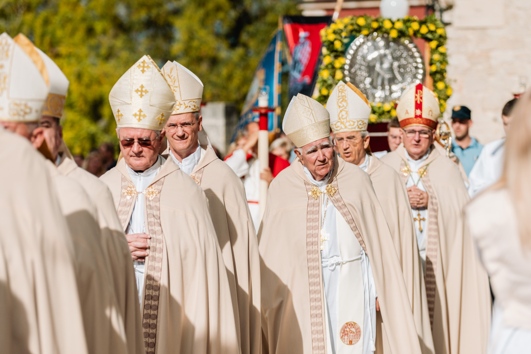 Procesijom gradskim ulicama počela proslava sv. Mihovila, nebeskog zaštitnika Šibenika