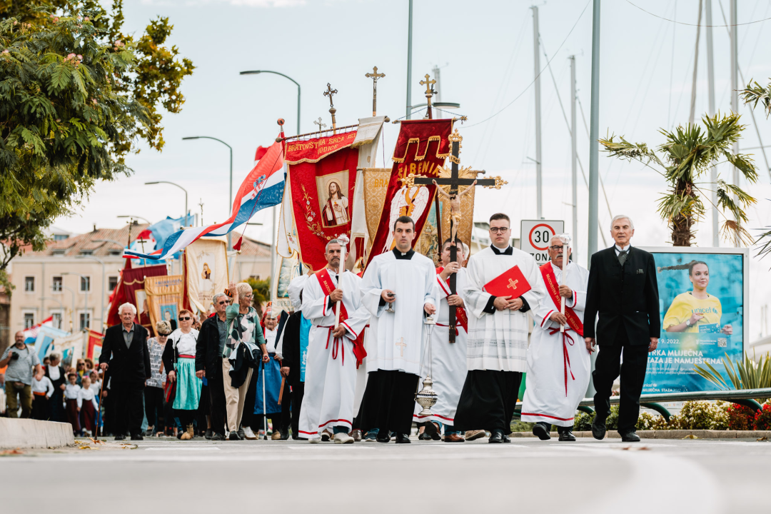Procesijom gradskim ulicama počela proslava sv. Mihovila, nebeskog zaštitnika Šibenika