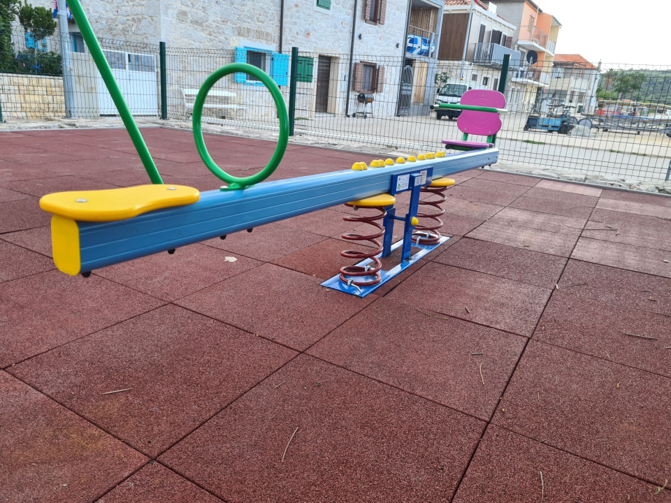 Grad Šibenik i HZJZ u potpunosti obnovili dječje igralište na otoku Kapriju 