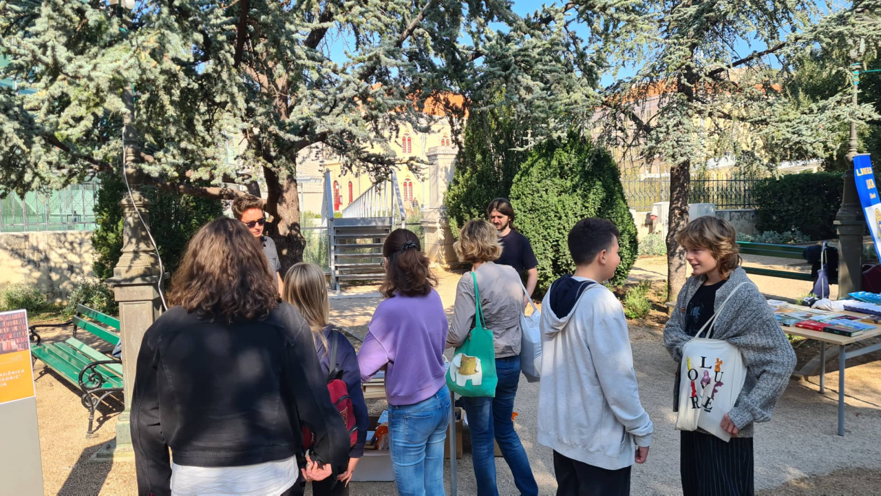 Misli na sebe, čitaj: Na mini sajmu u đardinu razmjenjuju se, kupuju i poklanjaju knjige