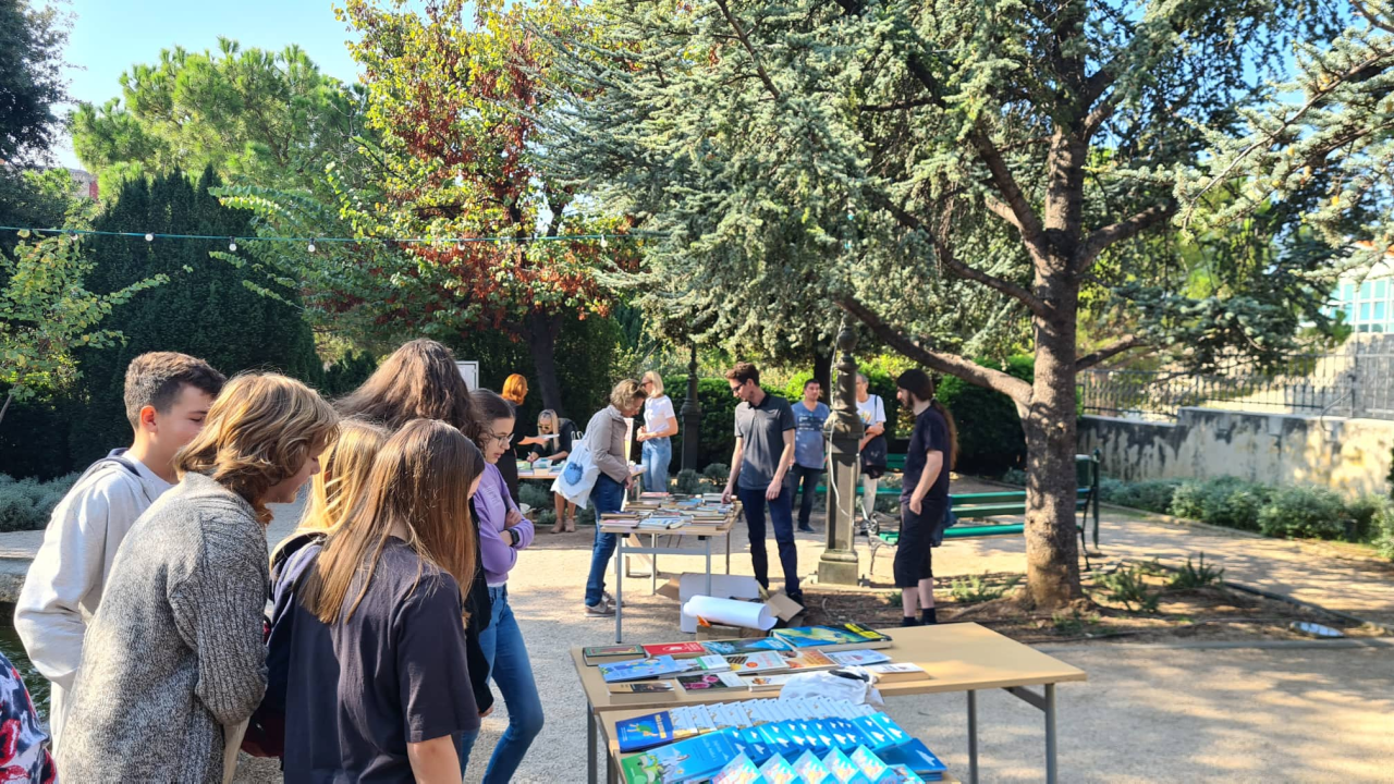 Misli na sebe, čitaj: Na mini sajmu u đardinu razmjenjuju se, kupuju i poklanjaju knjige