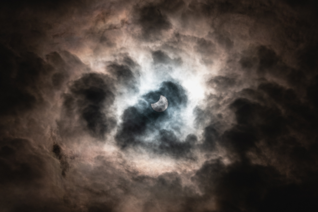 Uspjeli smo snimiti djelomičnu pomrčinu Sunca iznad Šibenika!