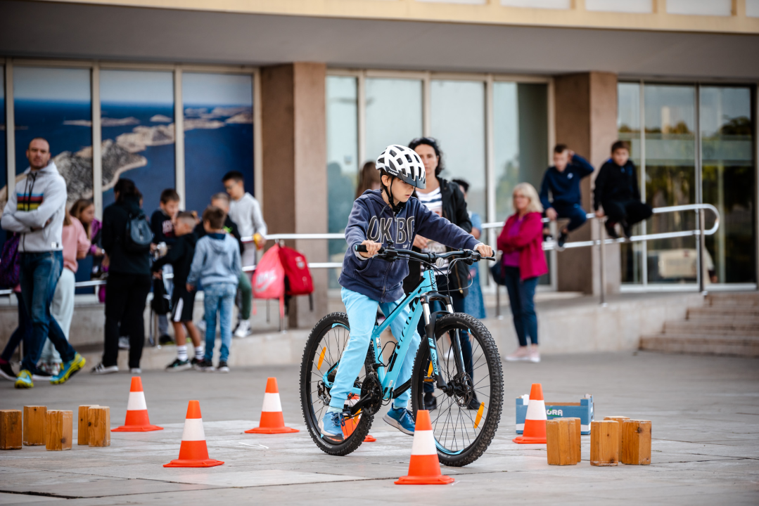 Ispred zgrade Županije održano natjecanje osnovnih škola u spretnosti vožnje bicikla: Evo pobjednika 