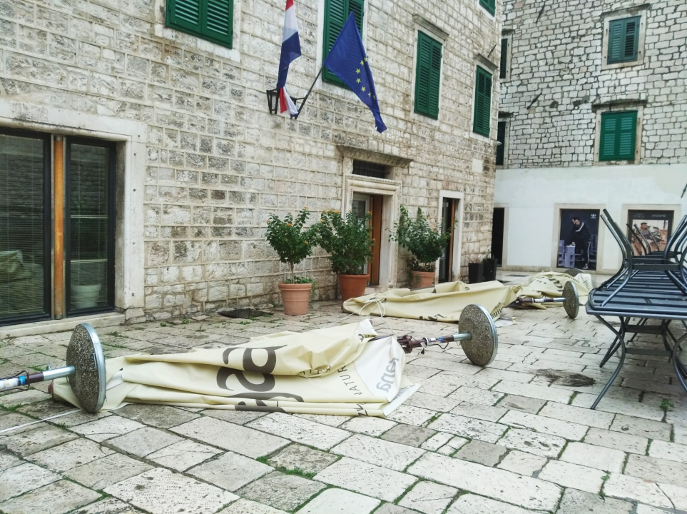 Čuvajte se padajućih suncobrana: Nas Maloj loži popadali svi!