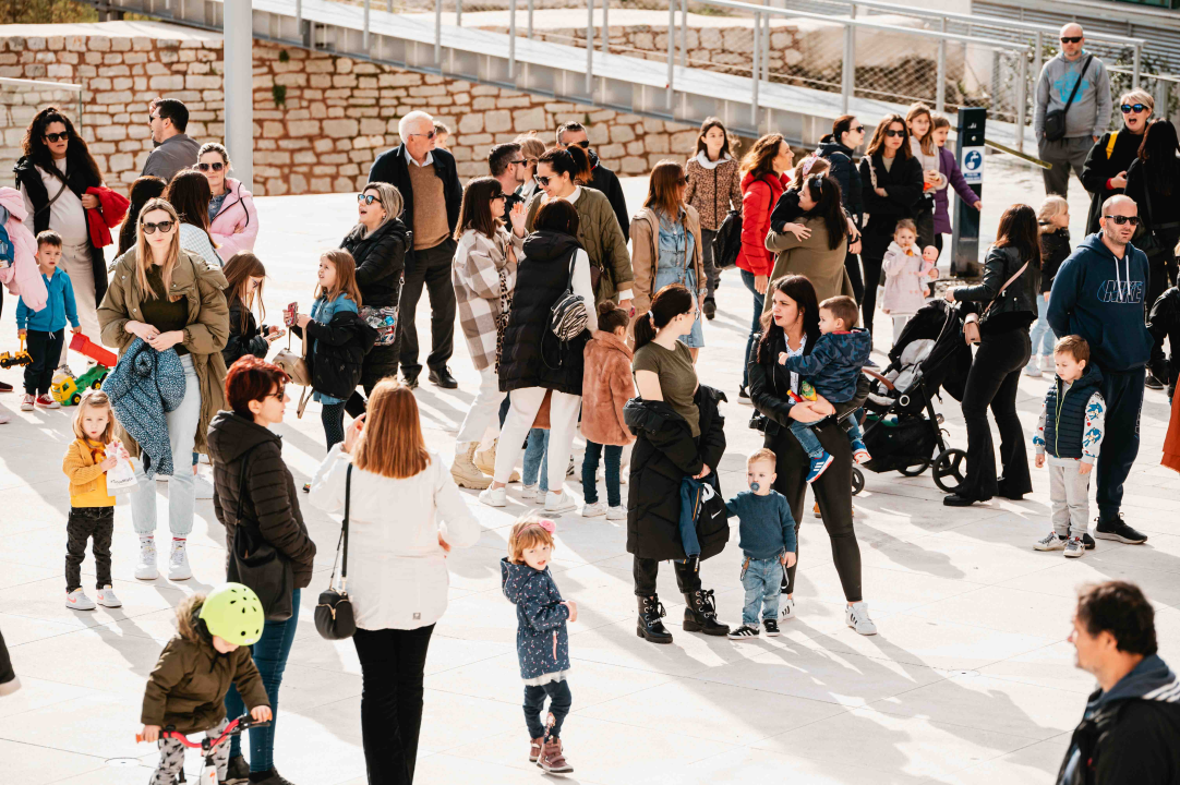 Može li gradska uprava/utvrda i dalje ignorirati šibenske roditelje? Djeca na ovim fotografijama ‘vrijede manje’
