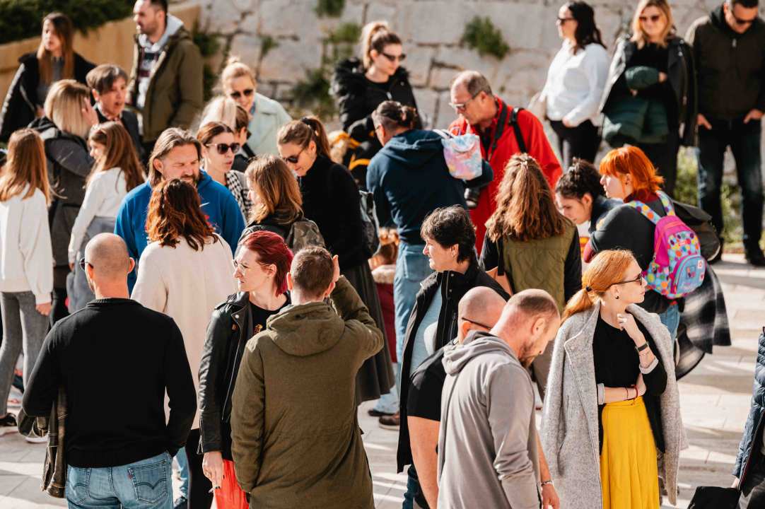 Može li gradska uprava/utvrda i dalje ignorirati šibenske roditelje? Djeca na ovim fotografijama ‘vrijede manje’