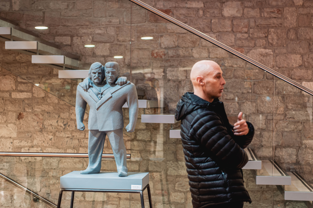 Mišo i Elvis u knjižnici pod istom košuljom kao sijamski blizanci: Dva kralja će vas oduševiti!