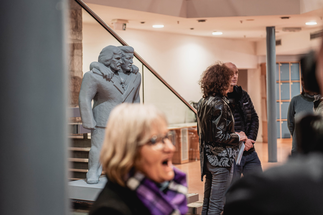 Mišo i Elvis u knjižnici pod istom košuljom kao sijamski blizanci: Dva kralja će vas oduševiti!