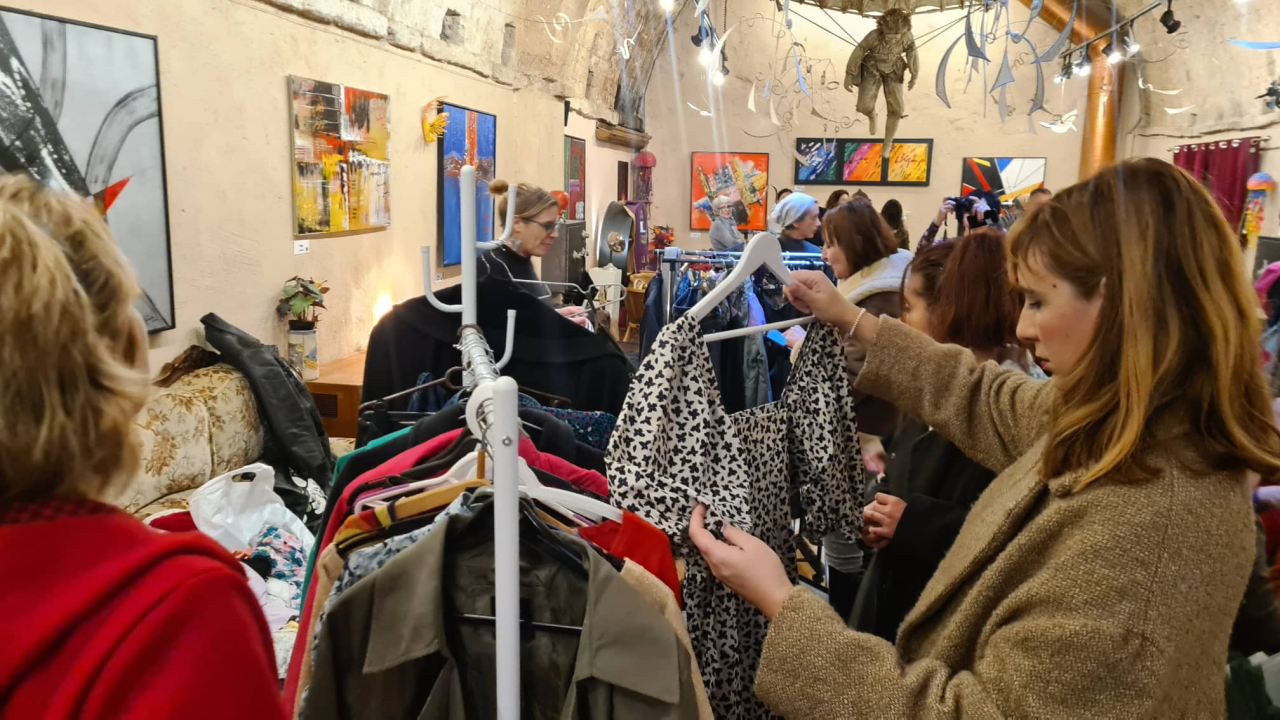 Dobar interes: Buvljak u Azimutu preselio se u toplu galeriju