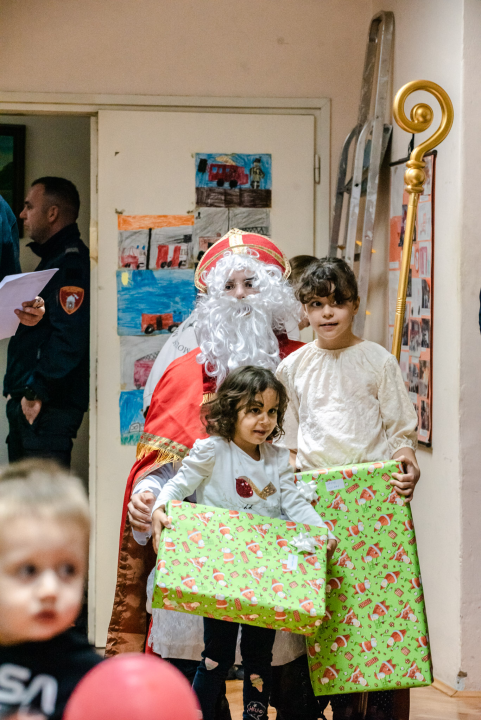 Sveti Nikola posjetio djecu šibenskih vatrogasaca: Naravno, podijelio je darove 