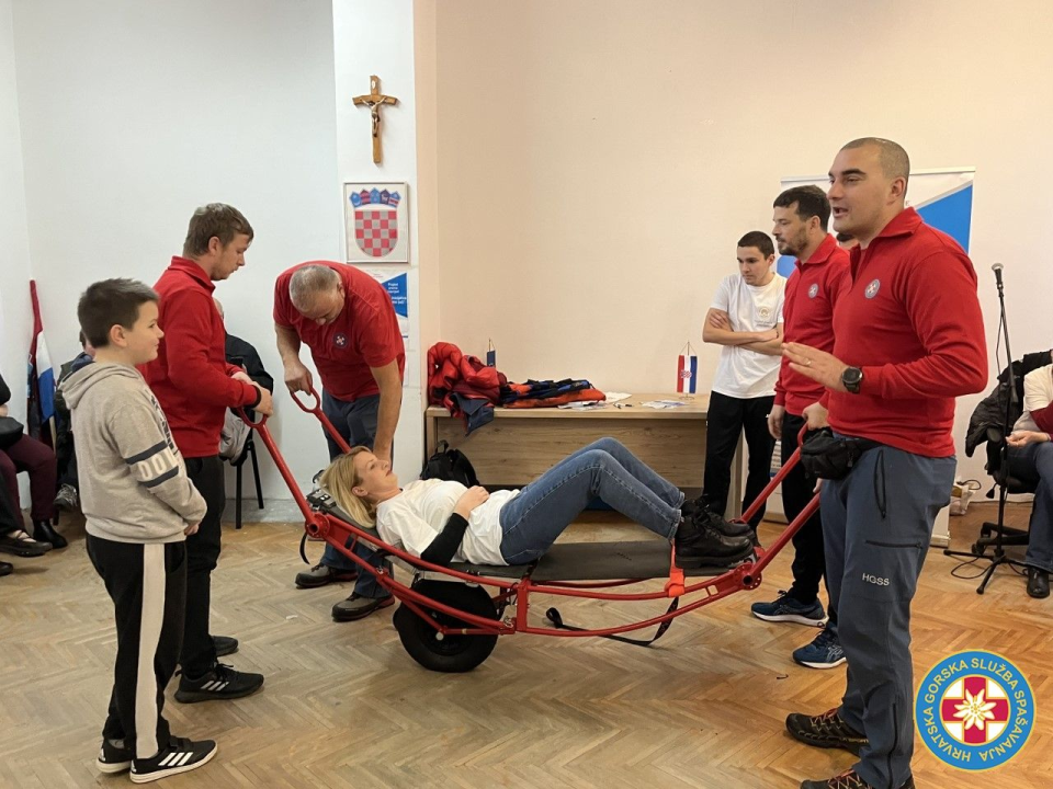 Kninski HGSS-ovci posjetili umirovljenike