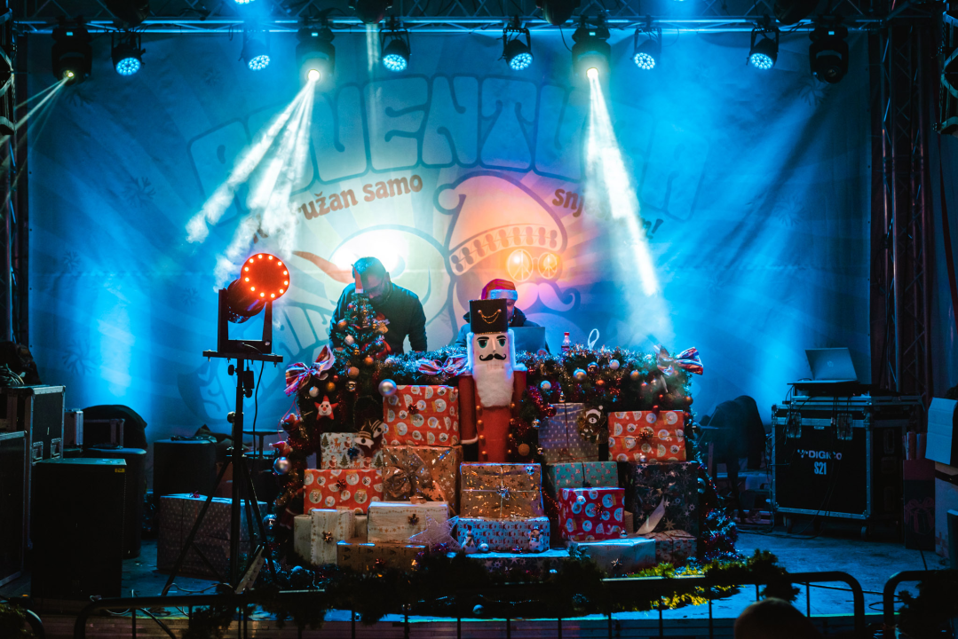 Park su u petak preplavili ružni džemperi i nasmijana ekipa