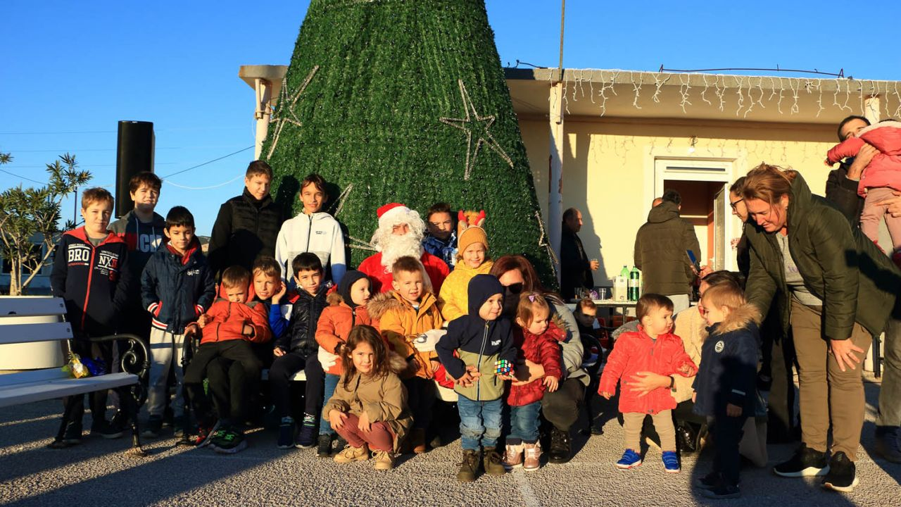 Djed Božićnjak darivao mališane u Dubravi kod Tisnog