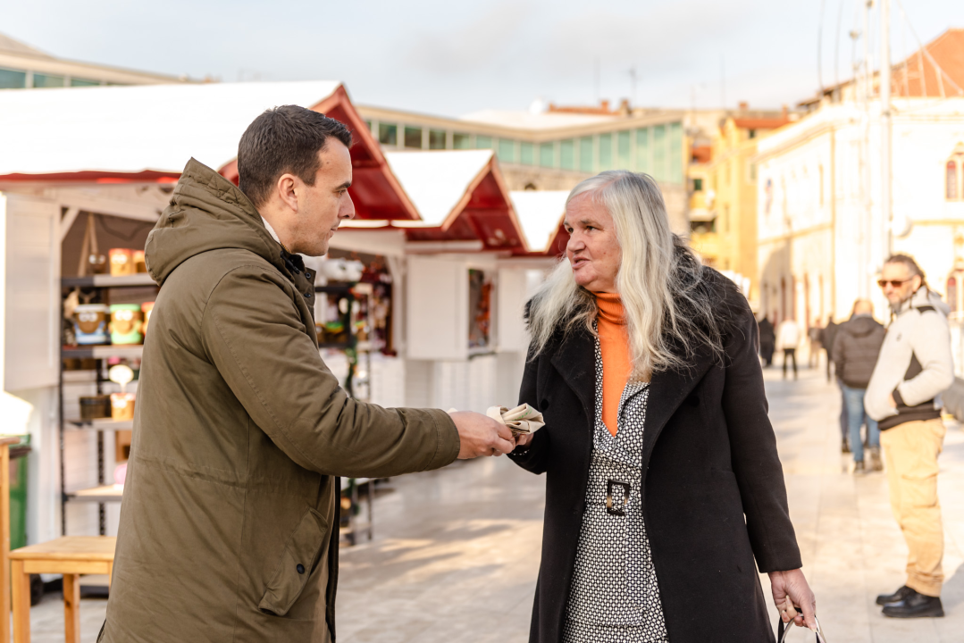 Borba protiv plastike: Zeleni grad na Poljani građanima podijelio tisuću ekoloških vrećica 