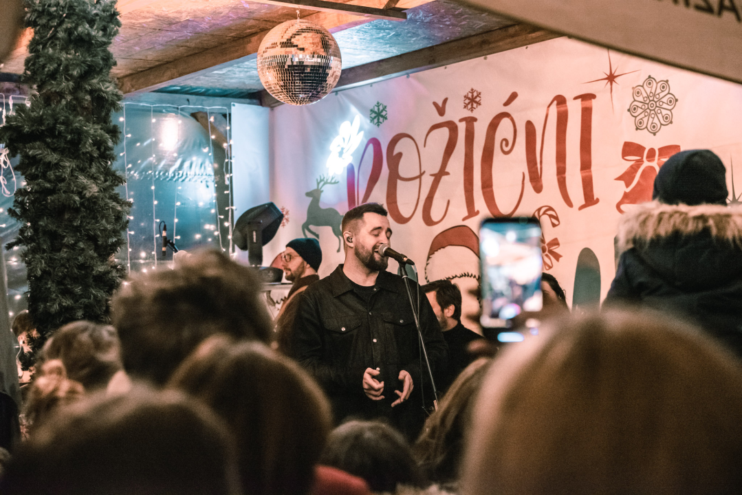 Osjetite duh blagdana u prekrasno uređenom cocktail baru Nautica! 