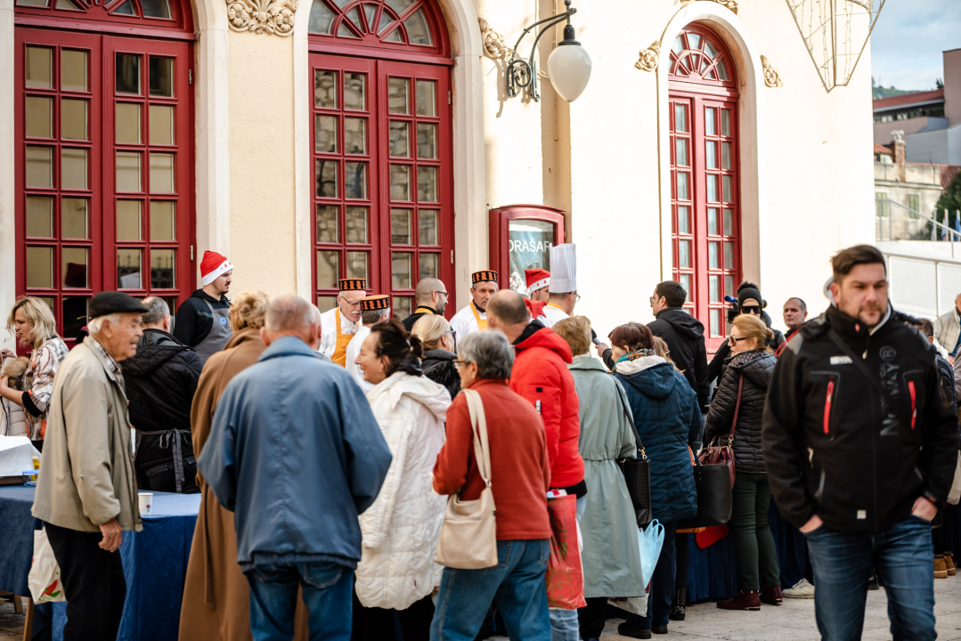 Šibenski obrtnici sugrađanima podijelili tisuću porcija bakalara