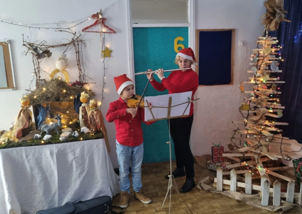 Mama Ruža i sin Andrija svojim nastupom razveselili vodičke mališane