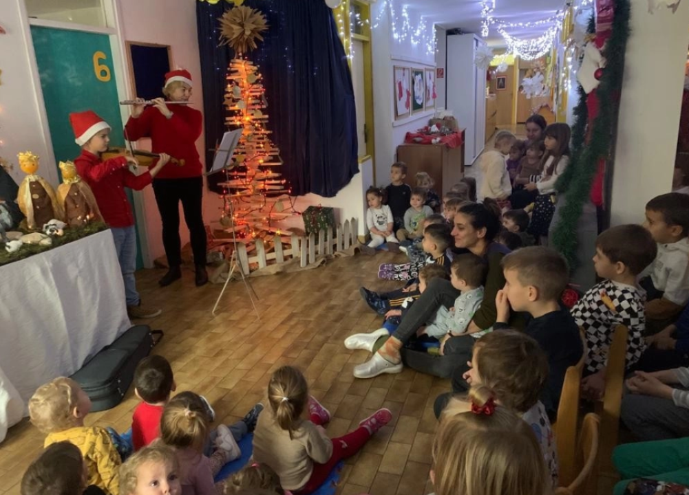 Mama Ruža i sin Andrija svojim nastupom razveselili vodičke mališane