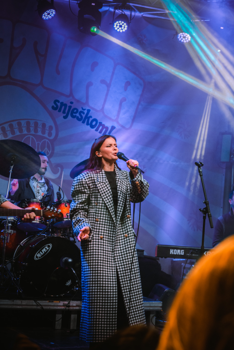 Vesna Pisarović dobrim starim hitovima oduševila Šibenčane