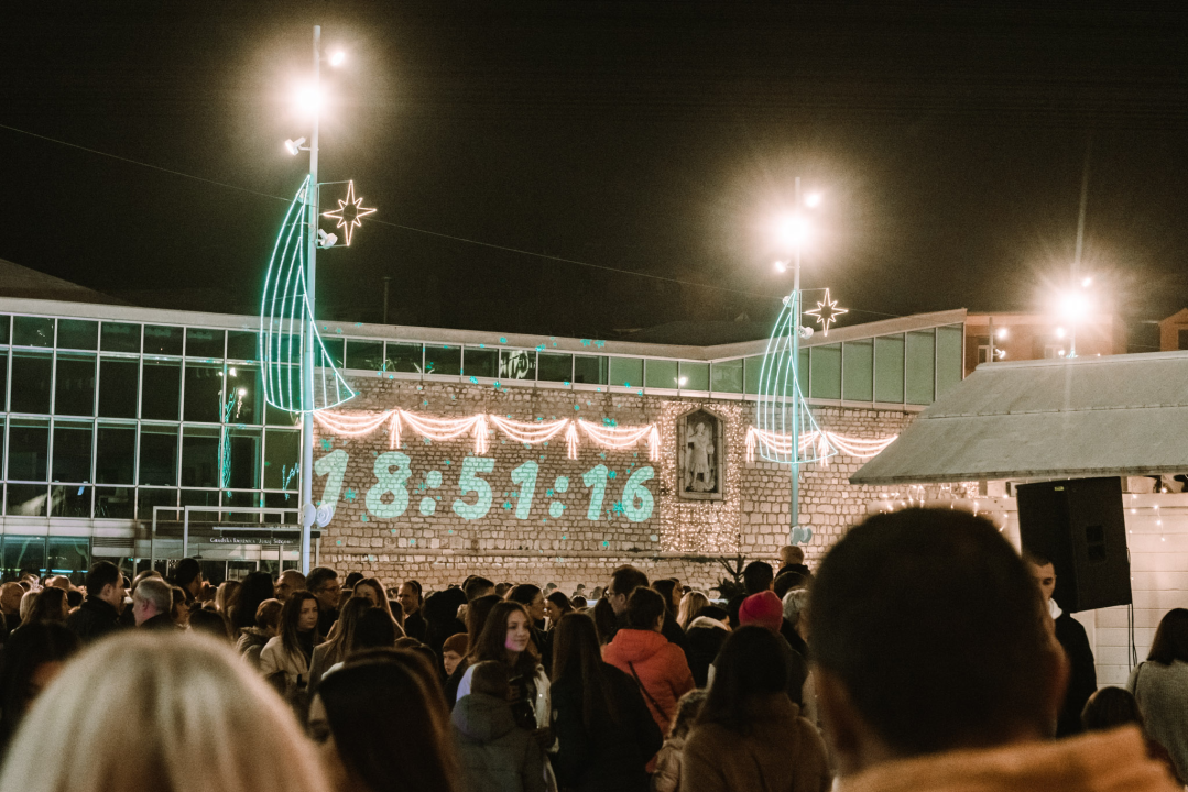 Na Poljani pušteni lampioni za obitelj iz Rasline: Prekrasni prizori u mirnoj novogodišnjoj noći