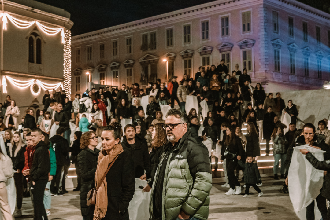 Na Poljani pušteni lampioni za obitelj iz Rasline: Prekrasni prizori u mirnoj novogodišnjoj noći