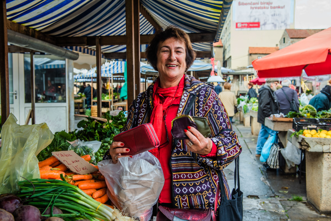 Euro stigao na šibensku pijacu: Jedni nose tri novčanika, drugi plaču za kunom