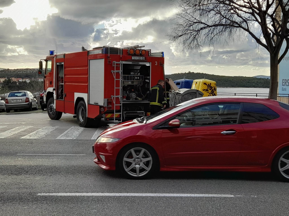 Zapalio se kontejner na Baldekinu, promptno ugašen