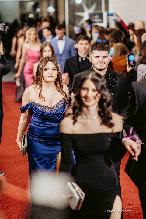 Učenici Ekonomske škole zablistali na maturalnom plesu u Vodicama (1)