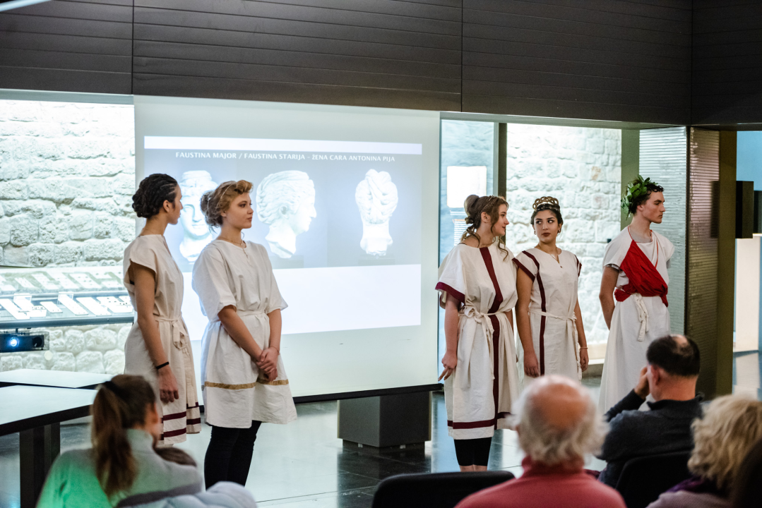 Noć muzeja u Šibeniku: Antikom inspirirane frizure!